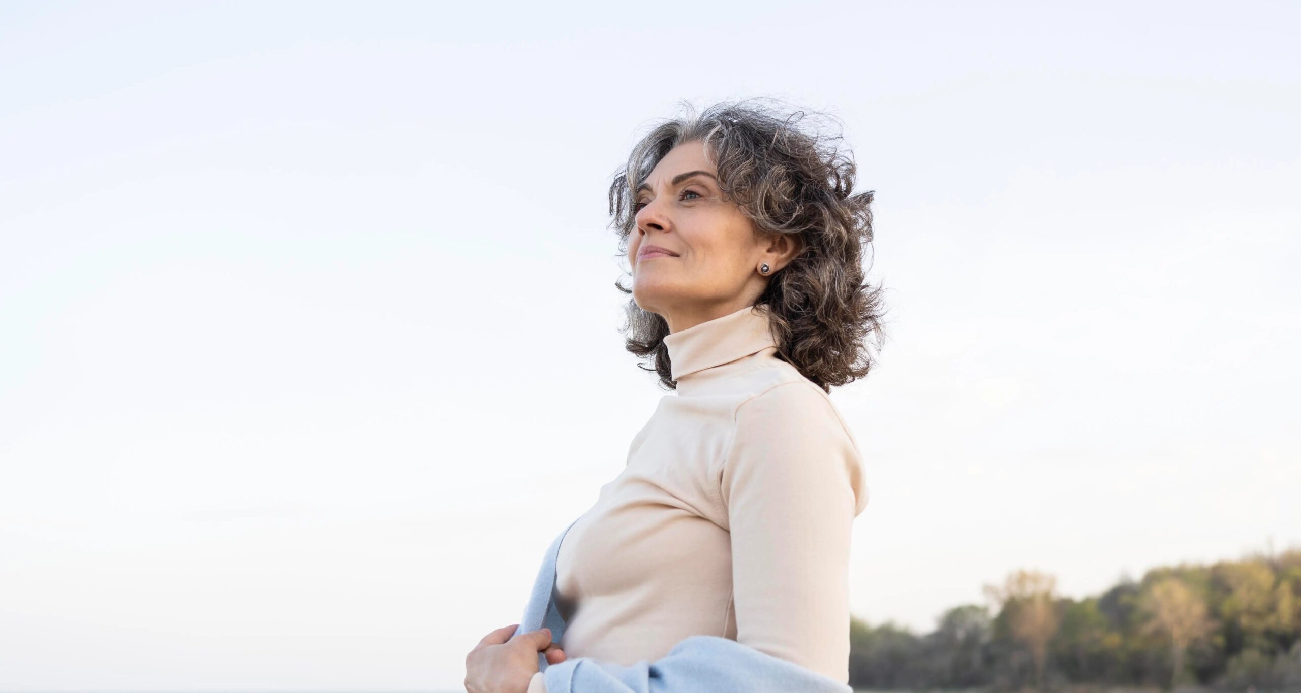 Planejamento financeiro para longevidade feminina: mulher investindo para aposentadoria tranquila aos 80 anos